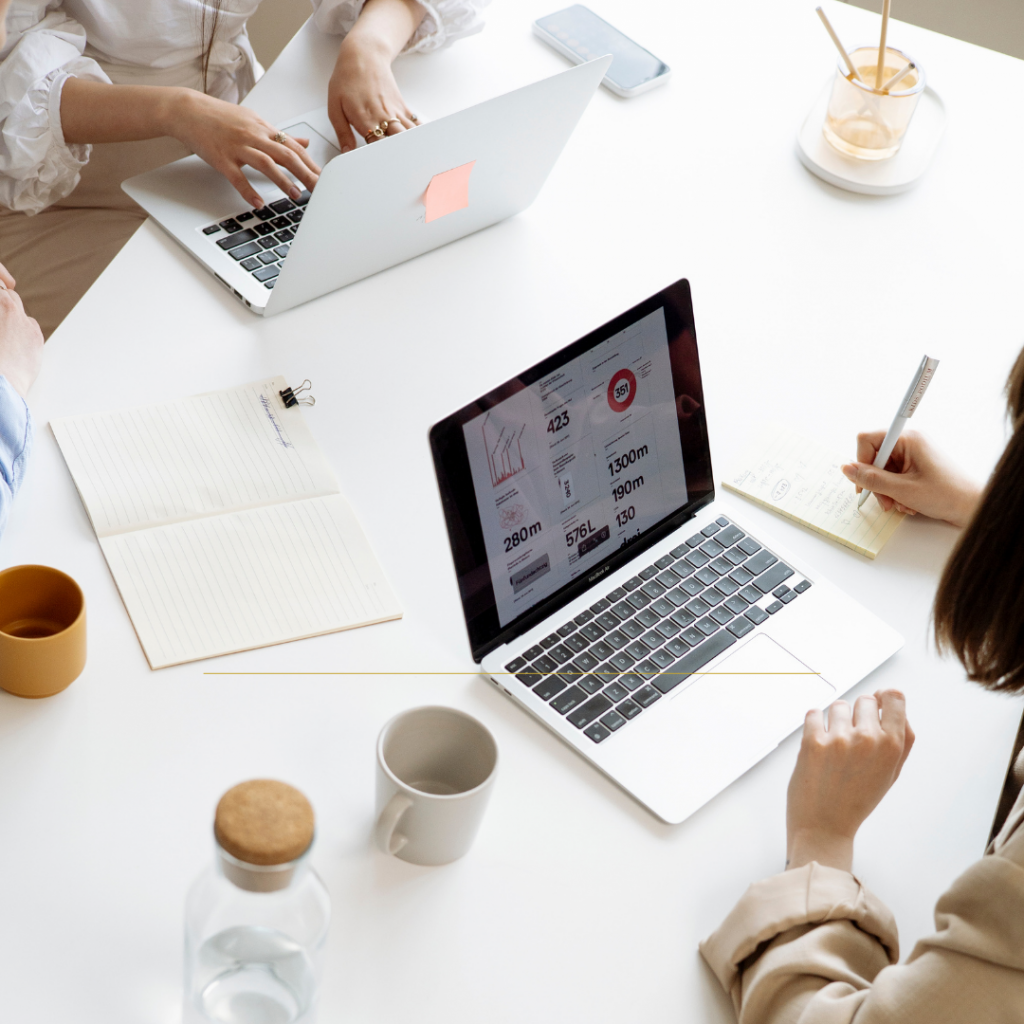 Un bureau qui  montre l'échange d'un rendez-vous  avec un client. 